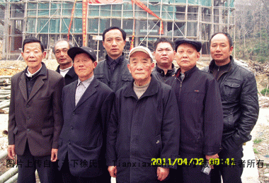 源潭赵冲徐基栋（左一）宗亲率一班人在总祠工地上