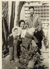徐以新陆红夫妇及孩子在延安窑洞前